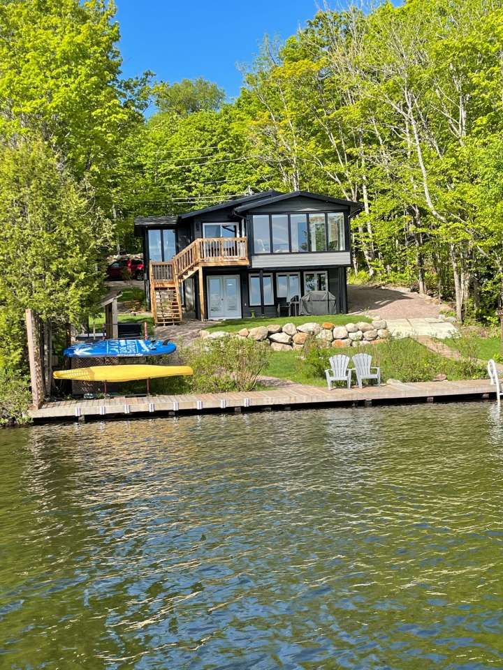 Magnifique vue sur le lac, 2 kayaks, 1 planche à pagaie pour vos sports nautiques.